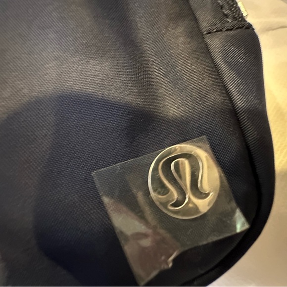 Lululemon Belt Bag 🔥SOLDOUT NWT🔥Everyday Large2L True Navy w/silver hardware - Picture 7 of 12